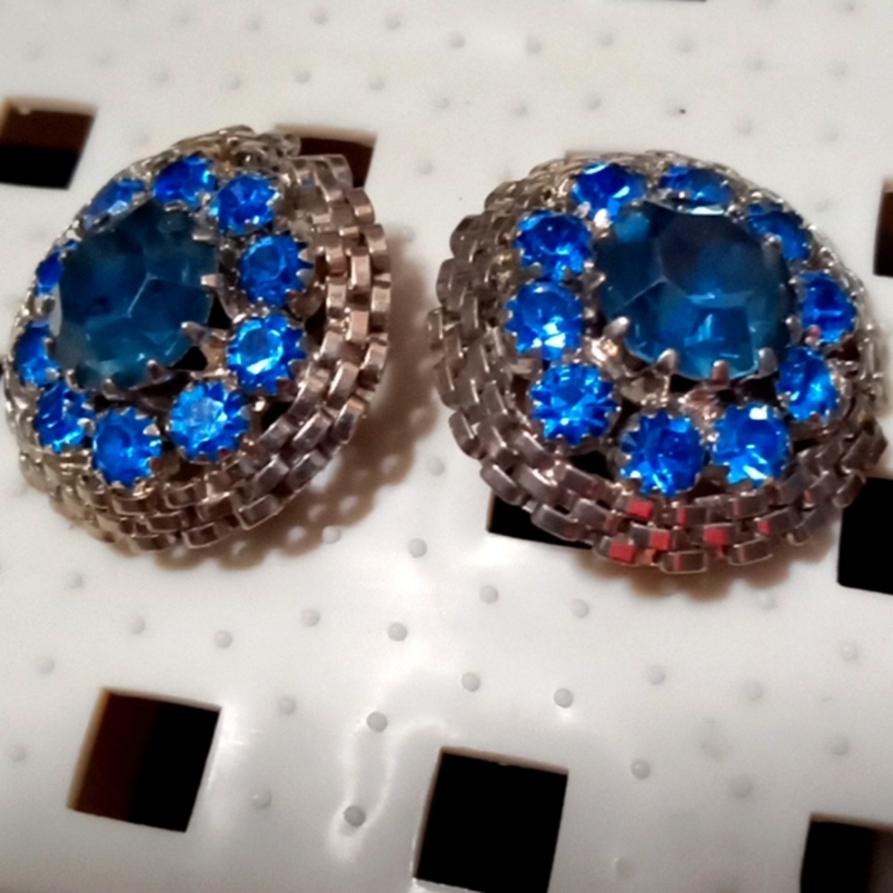 Albert Weiss  Stunning Vintage Clip On Earrings